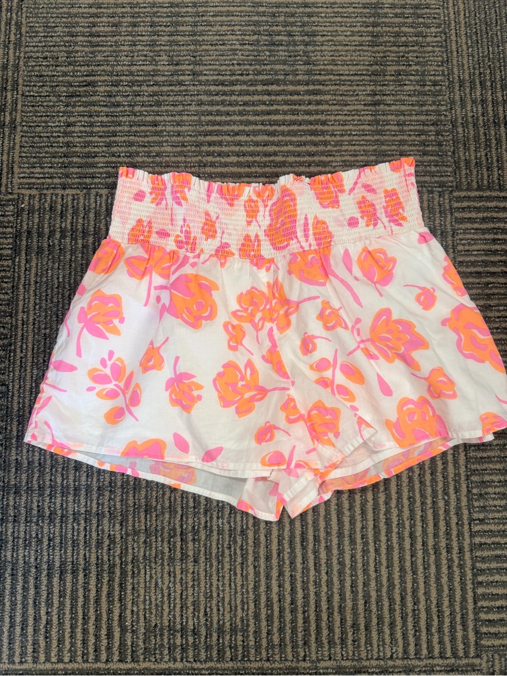 EUC Vineyard Vines Shorts Smocked Pink Orange Floral Sz Small